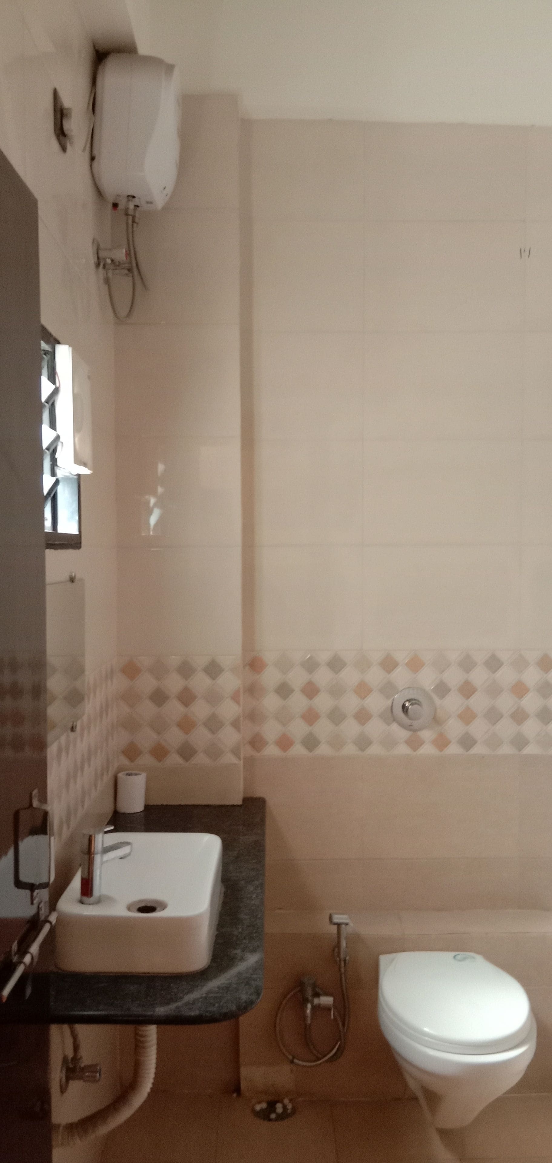 Un baño con lavamanos, inodoro y ducha.