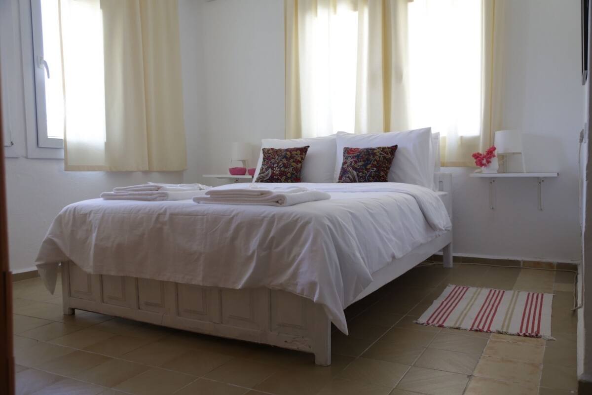 Standard Double or Twin Room | Desk, soundproofing, WiFi (free), bed sheets