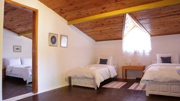 Desk, soundproofing, free WiFi, bed sheets