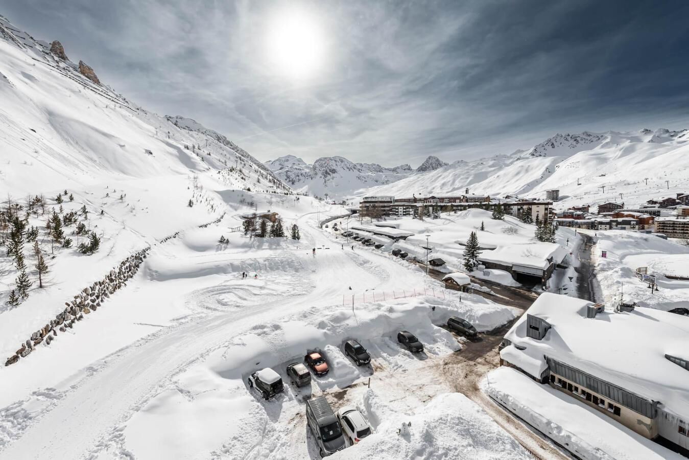 Schneegebirgslage mit einem Skigebiet, Parkplätzen und Gebäuden.