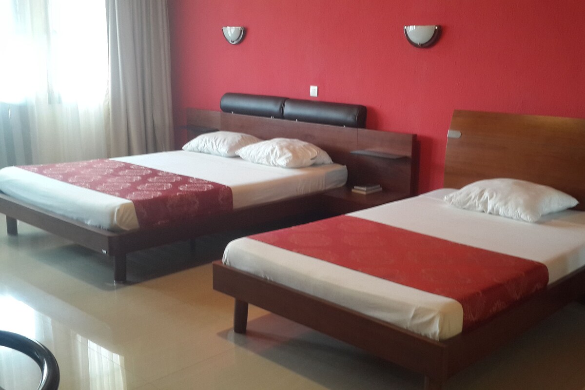 Family Room | In-room safe, desk, blackout drapes, iron/ironing board