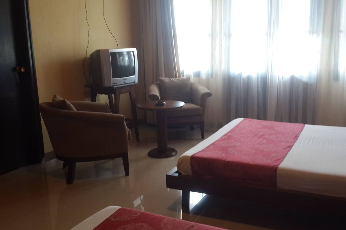 Single Room | In-room safe, desk, blackout drapes, iron/ironing board