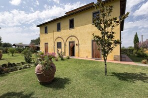 Exterior - Typical tuscan villa with private pool, set in the rolling hills of southern Tuscany a few kilometre (Cortona)