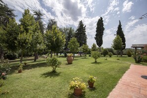 Property grounds - Typical tuscan villa with private pool, set in the rolling hills of southern Tuscany a few kilometre (Cortona)