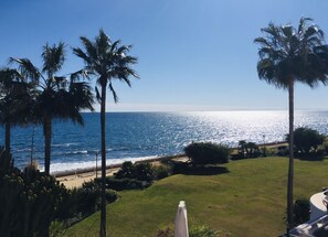 On the beach - Great beachfront apartment. Stunning sea views. Superb terrace (Estepona)