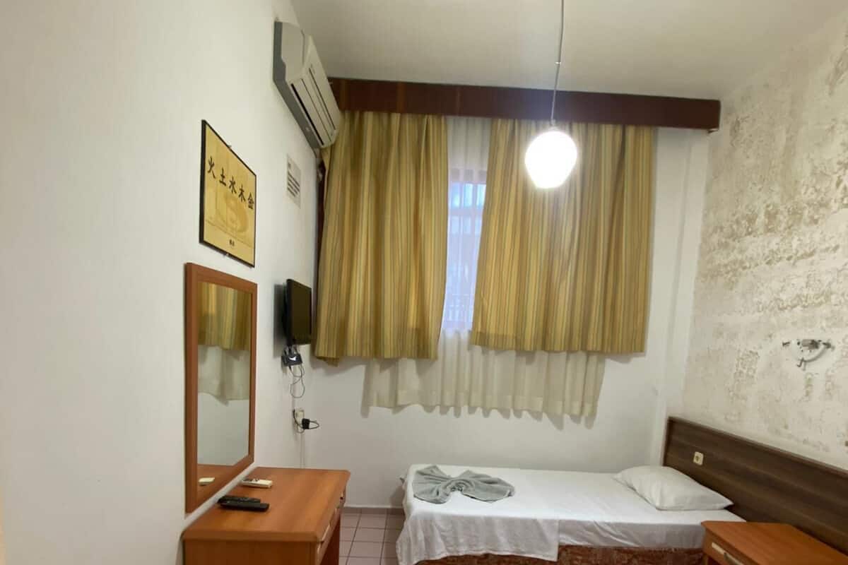 Habitación económica con 2 camas individuales | Minibar, escritorio, ropa de cama