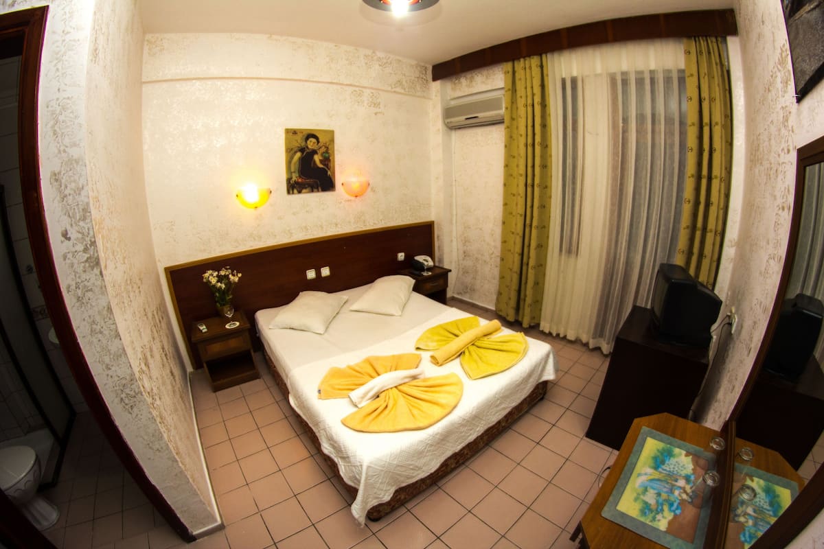 Minibar, escritorio, ropa de cama