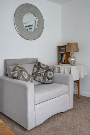 Apartment | Living room | Flat-screen TV, DVD player - Katrina's Apartment Cirencester (Cirencester)