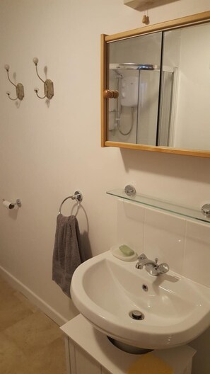 Shower, free toiletries, hair dryer, towels - Katrina's Apartment Cirencester (Cirencester)