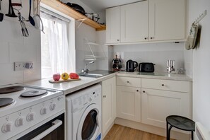 Appartement | Privékeuken | Een koelkast, een microgolfoven, een oven, een kookplaat
