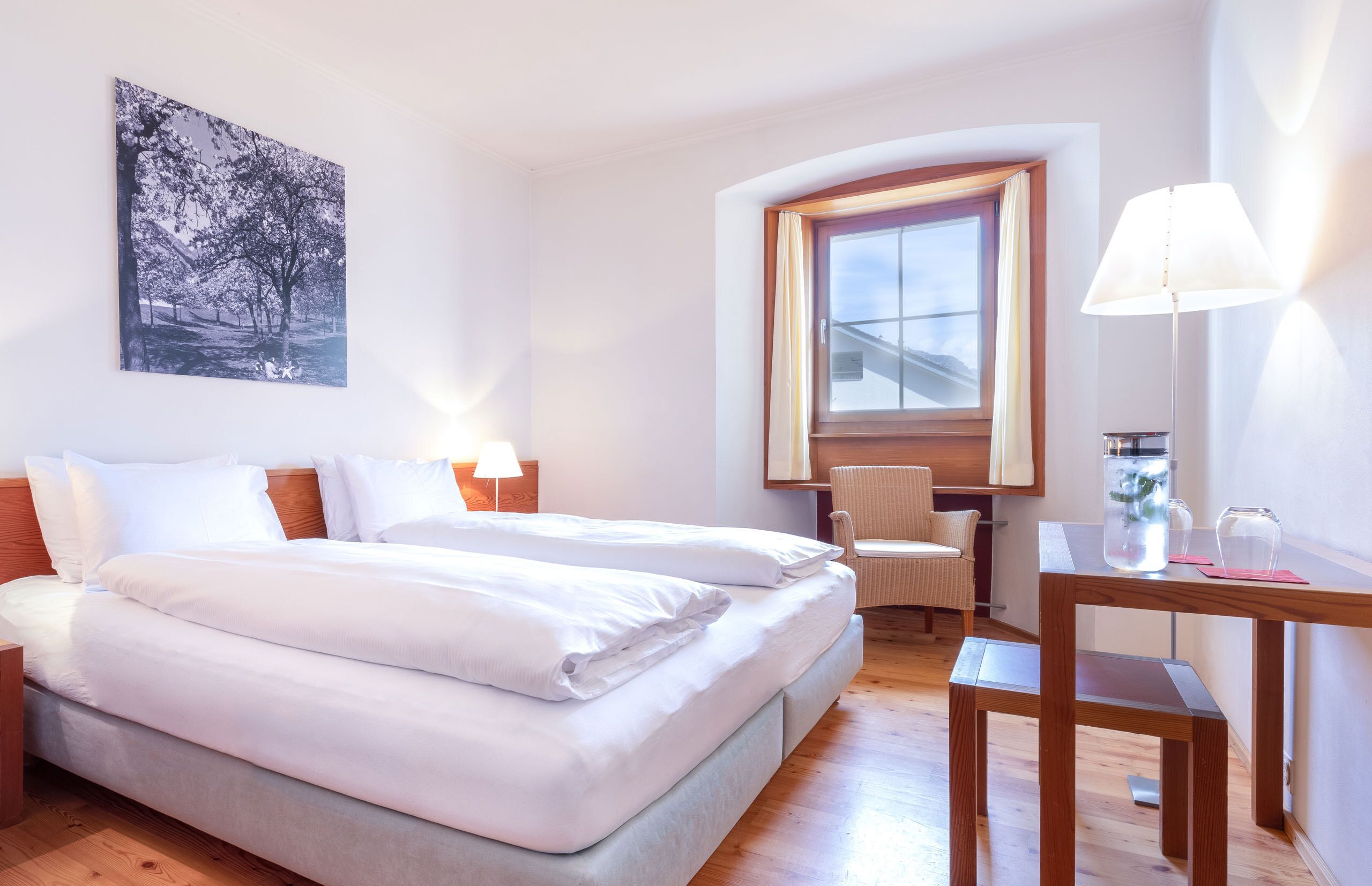 Hypo-allergenic bedding, in-room safe, desk, free WiFi