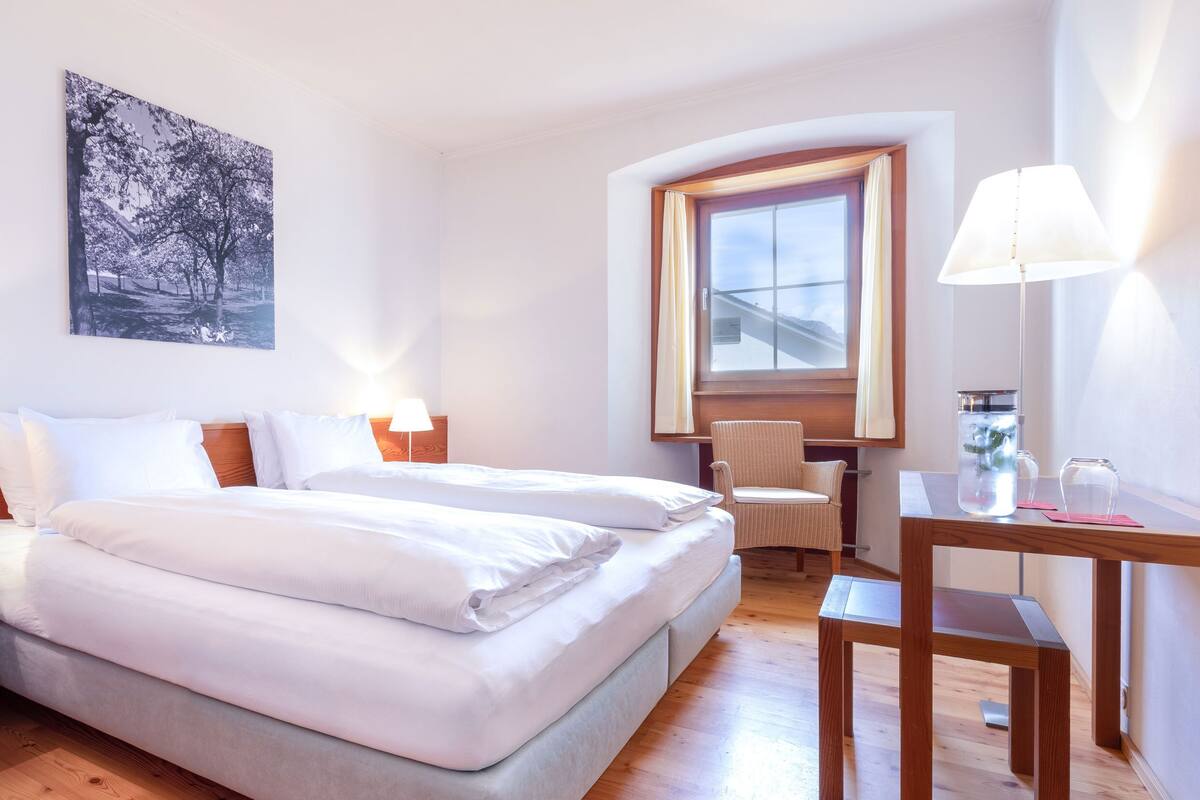 Literie hypoallergénique, coffres-forts dans les chambres, bureau