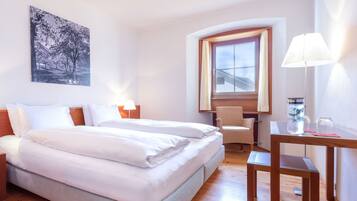 Literie hypoallergénique, coffres-forts dans les chambres, bureau