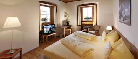 Chambre supérieure double, vue sur la montagne | Literie hypoallergénique, coffre-fort, bureau, accÚs au Wi-Fi (inclus)