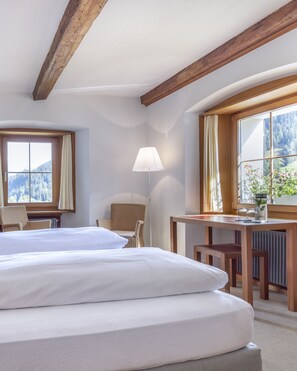 Ropa de cama hipoalergénica y caja de seguridad en la habitación 