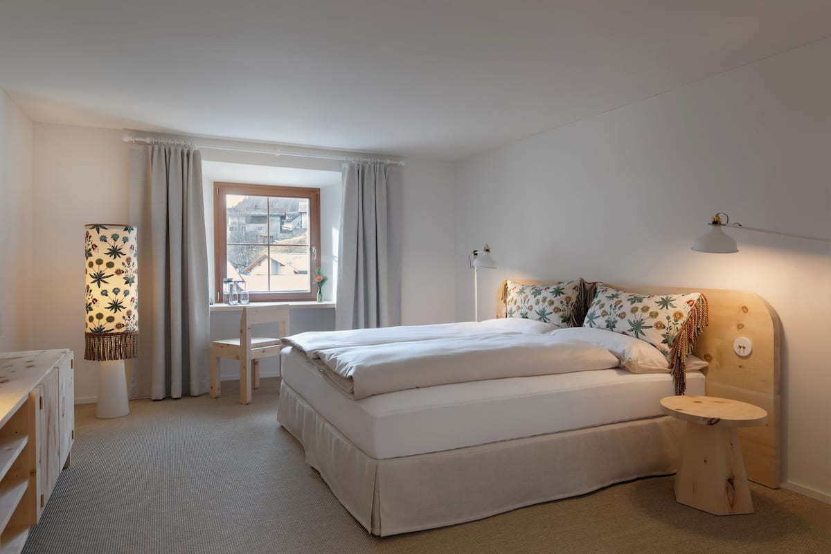 Standard Double Room, Mountain View | Hypo-allergenic bedding, in-room safe, desk, free WiFi