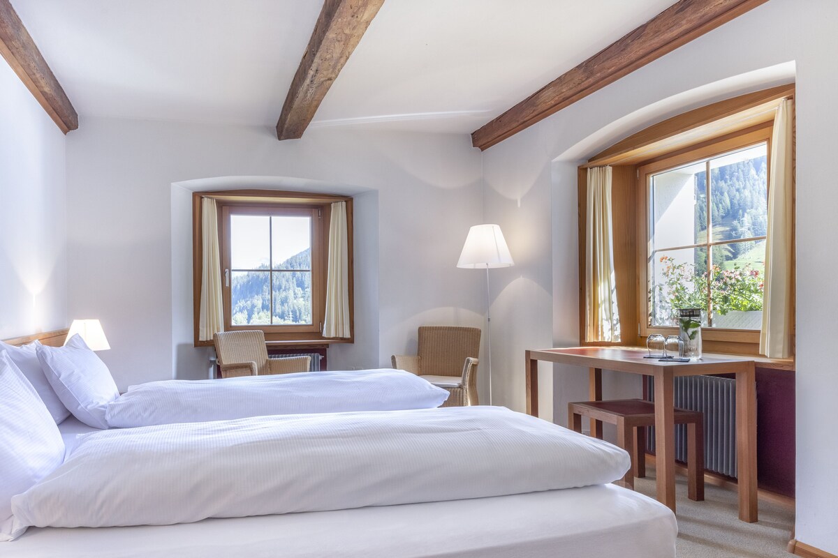 Premium bedding, in-room safe, desk, WiFi (free)