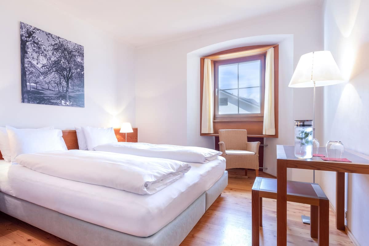 Hypo-allergenic bedding, in-room safe, desk, free WiFi