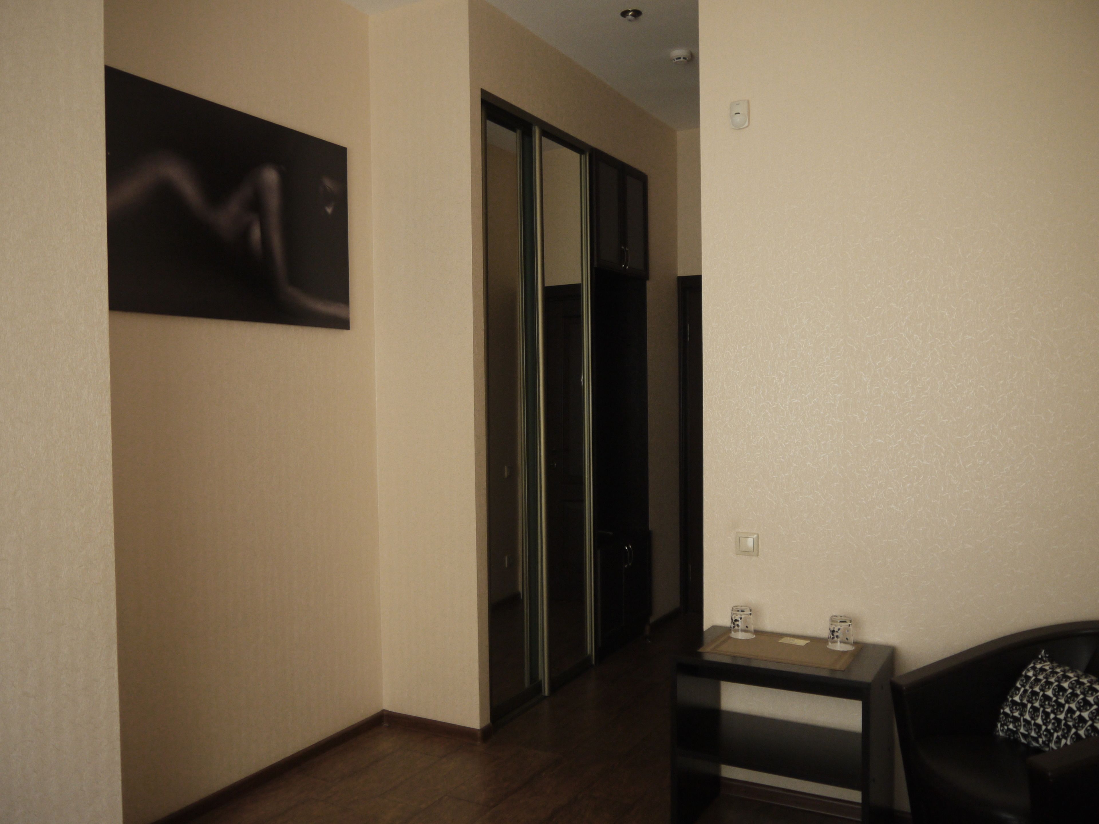 Standard-huone, 1 suuri parisänky, kaupunkinäköala | Minibaari, yksilöllisesti sisustettu, yksilöllisesti kalustettu