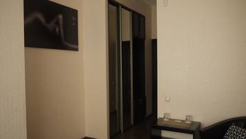 Standard-huone, 1 suuri parisänky, kaupunkinäköala | Minibaari, yksilöllisesti sisustettu, yksilöllisesti kalustettu