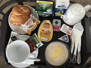 Dagelijks uitgebreid ontbijt (RUB 250 per persoon)