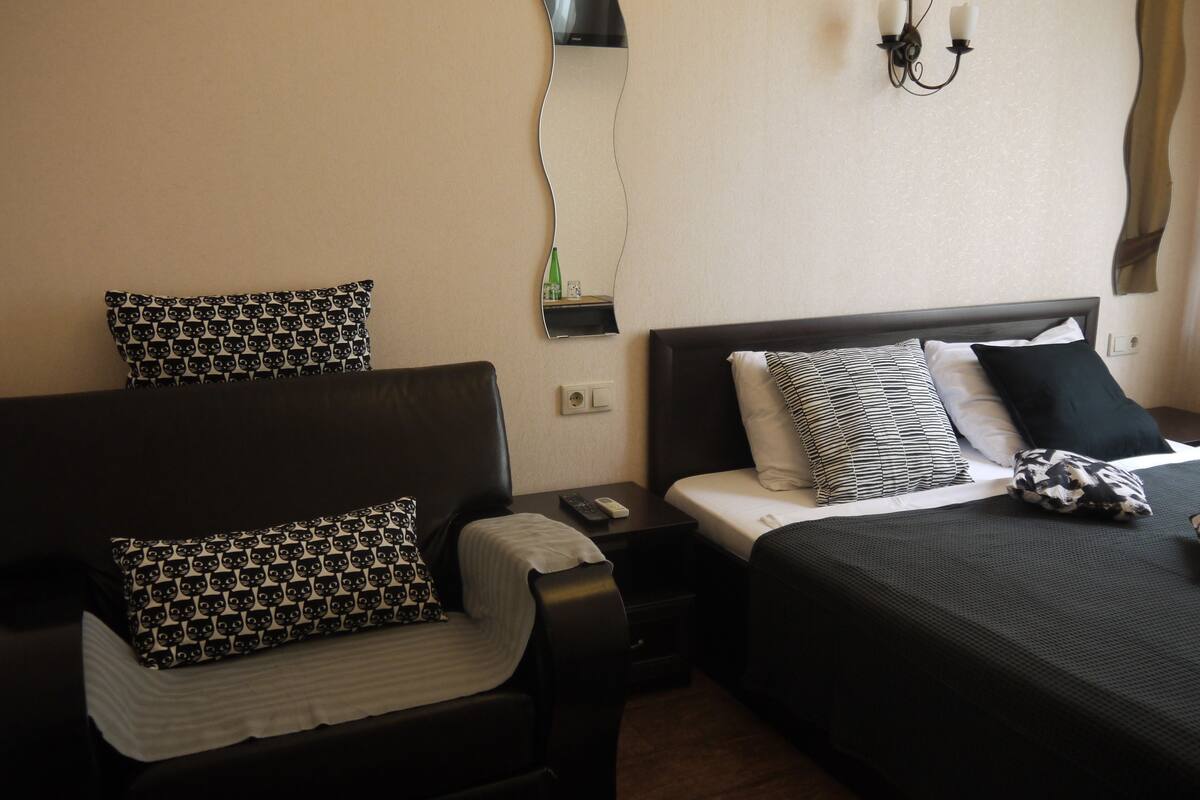 Tripla Superior, 1 letto king con divano letto, vista città | Minibar, con stile personalizzato, con arredamento individuale