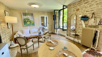 Cheminée, lecteur de DVD, livres, médiathÚque