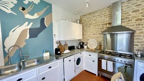 Réfrigérateur, micro-ondes, four, plaque de cuisson