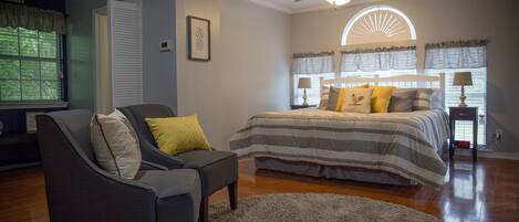 2 sovrum, skrivbord, strykjärn/strykbräda och resesäng