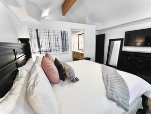 4 bedrooms, in-room safe, desk, iron/ironing board