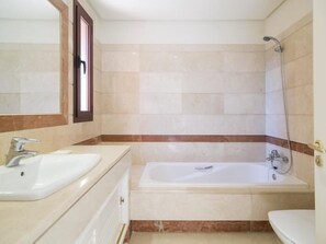 Een douche, een bubbelbad, een haardroger, handdoeken