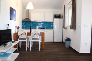 Kühlschrank, Mikrowelle, Herdplatte, Wasserkocher mit Kaffee-/Teezubehör