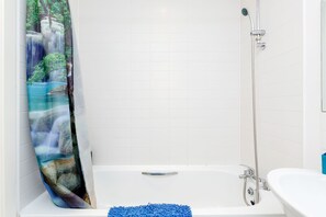 Apartment, 2 Schlafzimmer | Badezimmer | Badewanne, kostenlose Toilettenartikel, Haartrockner, Handtücher