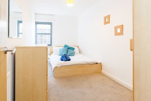 Apartment, 2 Bedrooms | Iron/ironing board, bed sheets - Shadwell Apartment (London)