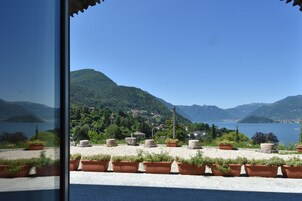 Panoramic Double or Twin Room, Lake View (Junior suite - Giglio) | In-room safe, desk, laptop workspace, blackout curtains