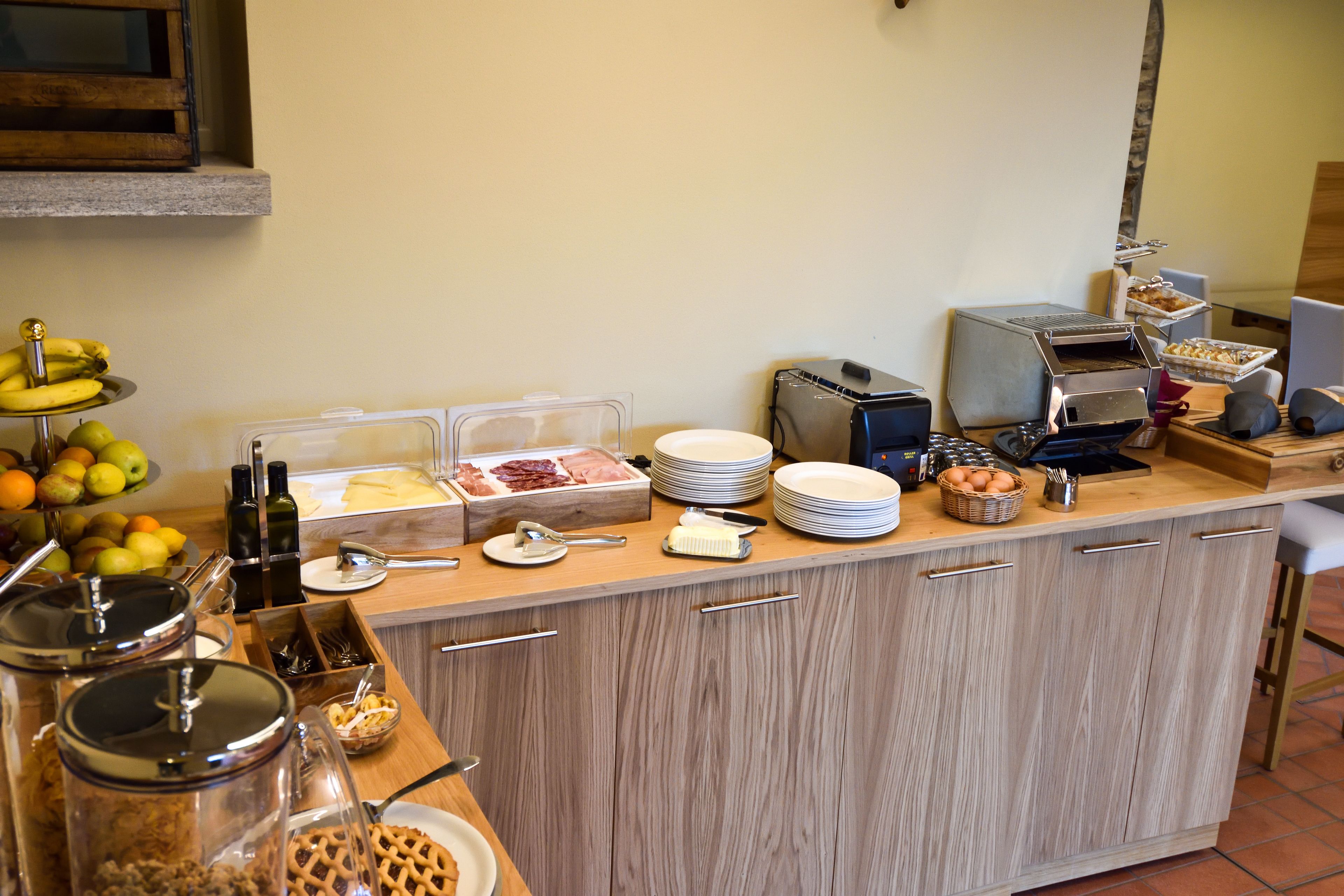 Un buffet de petit-déjeuner proposant une variété d'aliments, notamment des fruits, des viennoiseries et des boissons.
