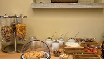 Una mesa de buffet con diferentes alimentos y utensilios para servir.