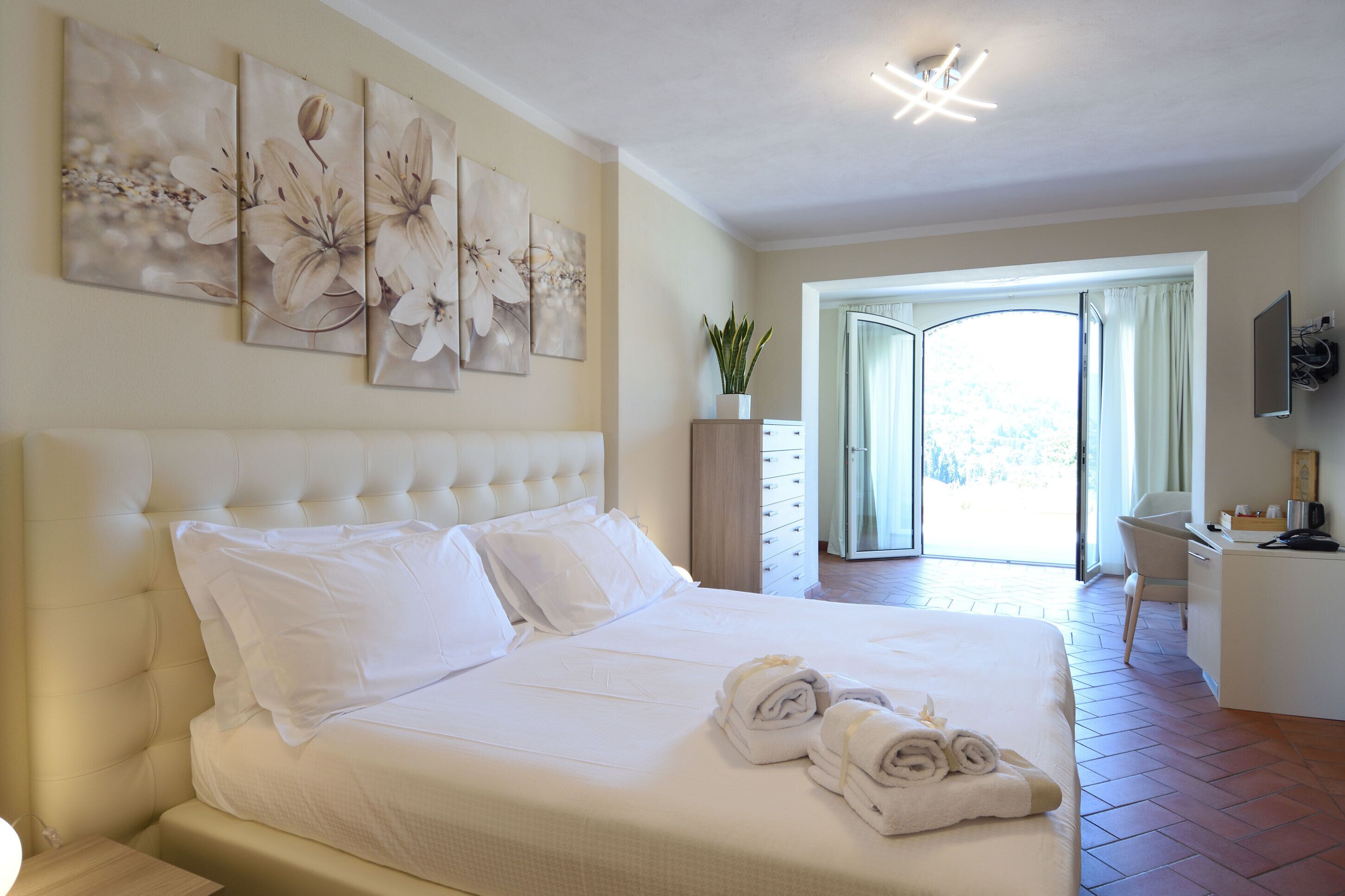 Panoramic Double or Twin Room, Lake View (Junior Suite - Iris) | In-room safe, desk, laptop workspace, blackout drapes