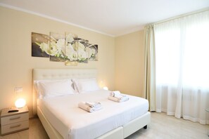 Habitación panorámica - 1 cama matrimonial o 2 individuales (Classic vista lago - Rosa) | Caja de seguridad en la habitación y escritorio 