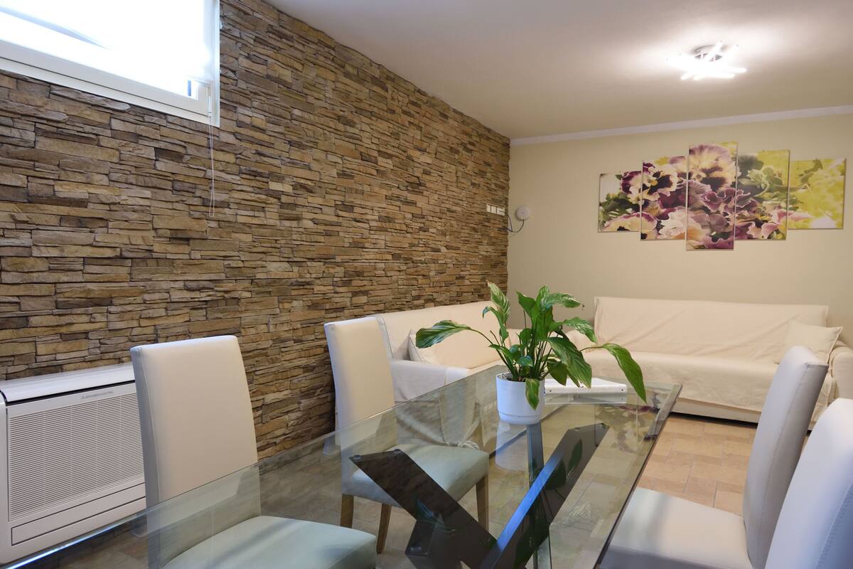 Perussviitti (Apartment Basic Basement - Viola) | Tallelokero huoneessa, työpöytä