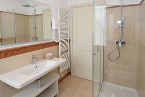 Habitació doble o amb dos llits individuals panoràmica (Basic vista giardino - Calla) | Bany | Dutxa, articles de tocador gratuïts, sabatilles i bidet 
