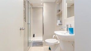 Apartment, 2 Bedrooms, Balcony | Bathroom - Tower Bridge Apartment (London)