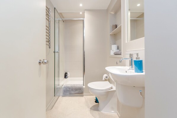 Apartment, 2 Bedrooms, Balcony | Bathroom - Tower Bridge Apartment (London)