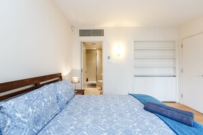 Apartment, 2 Bedrooms, Balcony | Iron/ironing board, free WiFi, bed sheets - Tower Bridge Apartment (London)