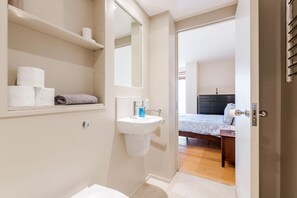 Bathroom - Tower Bridge Apartment (London)