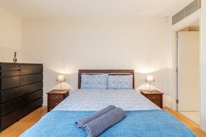公寓, 2 間臥室, 陽台 | 熨斗/熨衣板、免費無線上網、床單