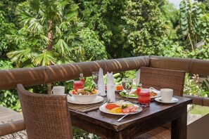 Outdoor dining - 3 Bedroom Seminyak Private Pool Villa (North Kuta)