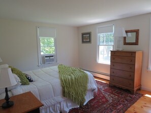 4 bedrooms, iron/ironing board, internet, bed sheets