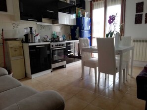 Réfrigérateur, four, grille-pain