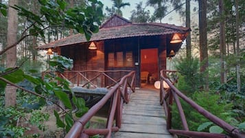 Cottage Tradisional, pemandangan kebun | Seprai premium, minibar, brankas, dan meja kerja